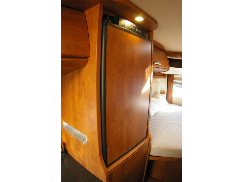 Carthago Malibu 600 Automaat, Dwarsbed.  foto: 12