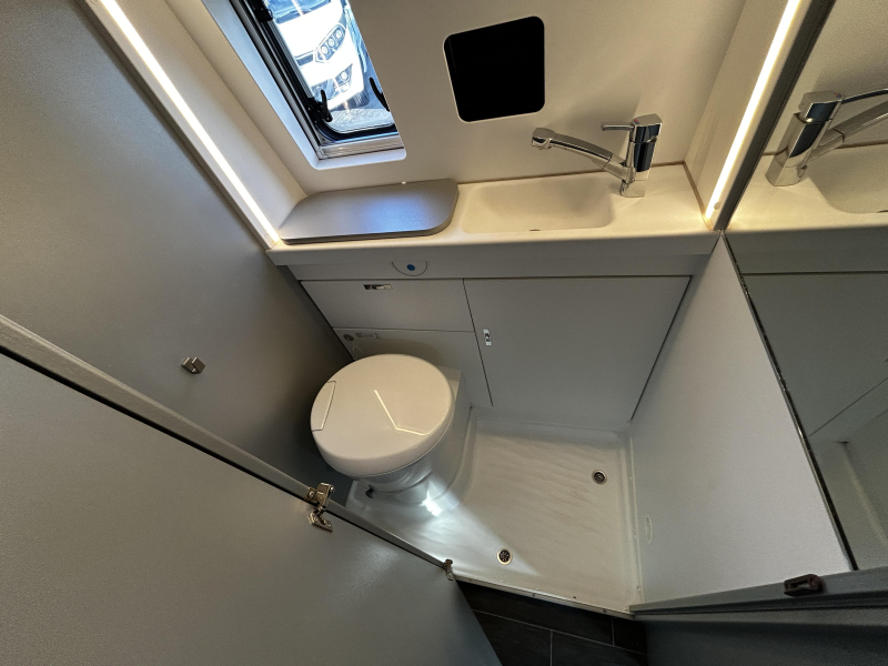 Weinsberg CaraTour 600 MQ Dwarsbed/9-traps automaat  foto: 13