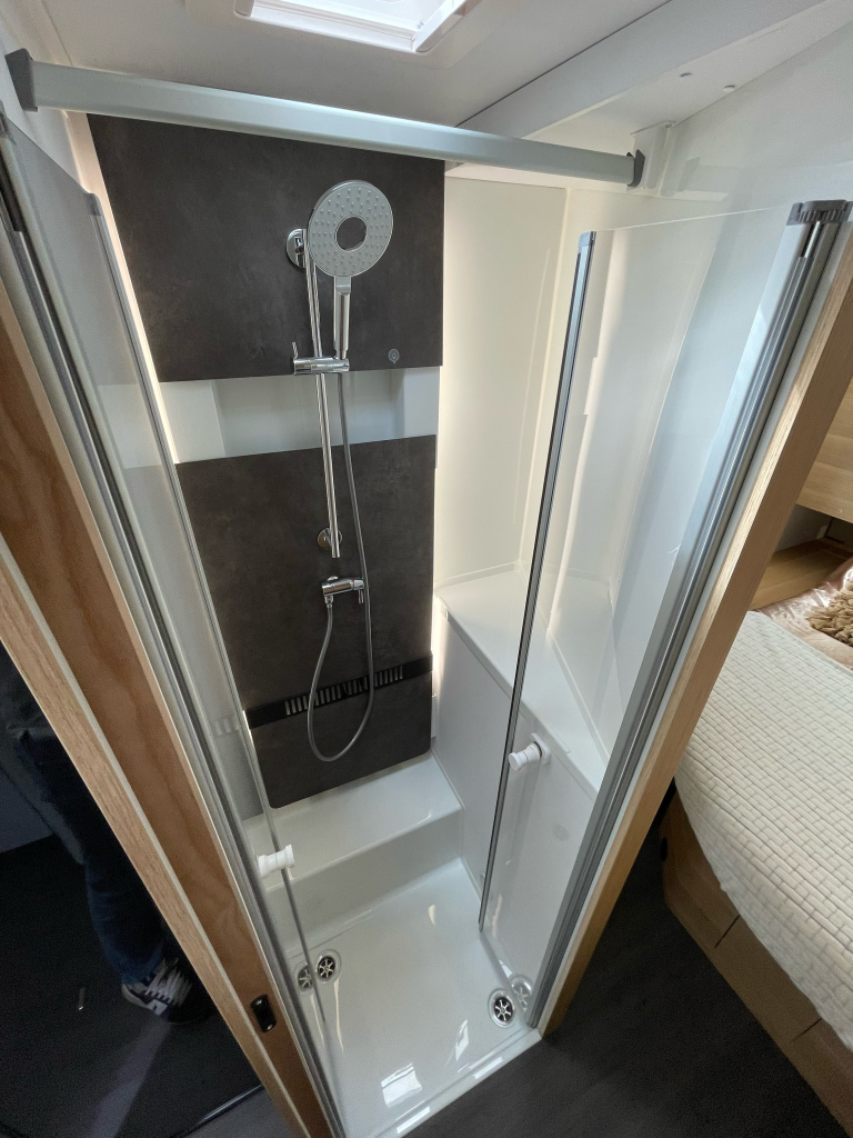 Adria MATRIX PLUS 670 DC QUEENSBED+HEFBED 2025! foto: 9