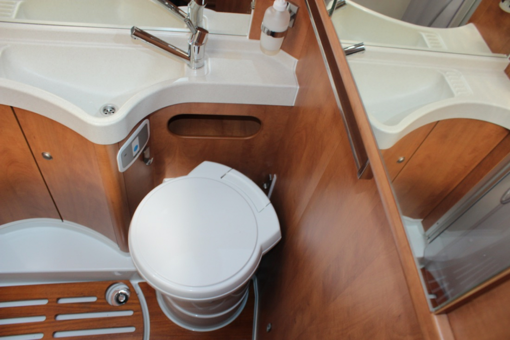 Carthago 4.2  Integraal 2.3 M-jet 148 PK, Alko chassis light, Motor-airco, Hefbed & dwarsbed, Garage, Draaistoelen voor, L zit, zij-zit, etc. Marum (Groningen) foto: 30