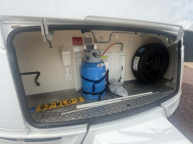 Fendt caravan BRILLANT 650 in nieuwstaat Queensbed  zakluifel Thule mover Truma xt hordeur leder tv dakairco truma groot dakluik oven  xxl koelkast