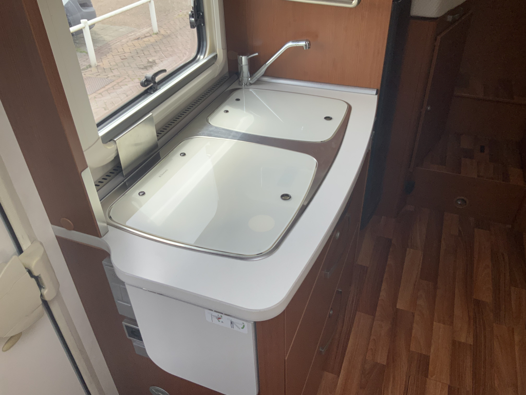 Hymer Exsis-I 674 EX 2.3 MultiJet 160 PK,Integraal,Motor-airco, 2 Lengte-bedden, Hef-bed, Garage, Trekhaak, etc, etc. Camper centrum on the road  foto: 14