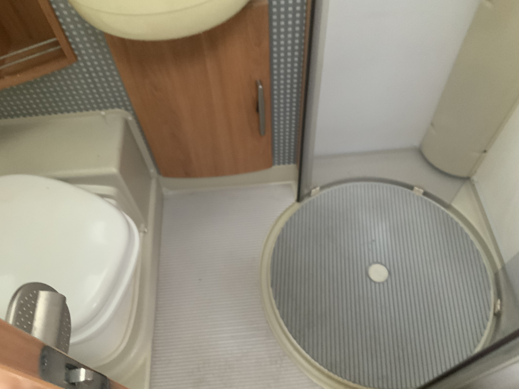 Hymer B 584 2.8 JTD 128 PK, Integraal, Motor-airco, Hef-bed voor, 3 Isri stoelen, Lange-bank, Trekhaak,, Bj. 2005 Camper Centrum On the Road aan de Noorderringweg 4 in Marum. foto: 9