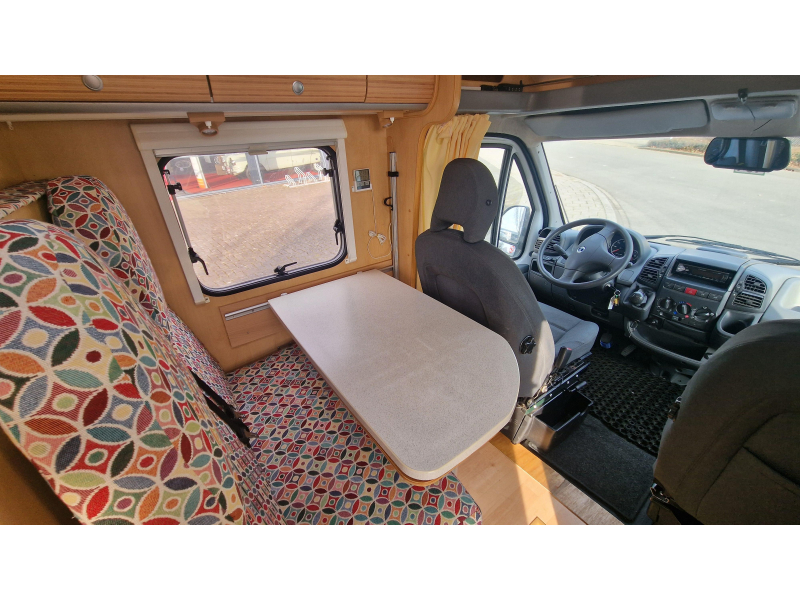 Dethleffs Globebus dwarsbed airco  foto: 7