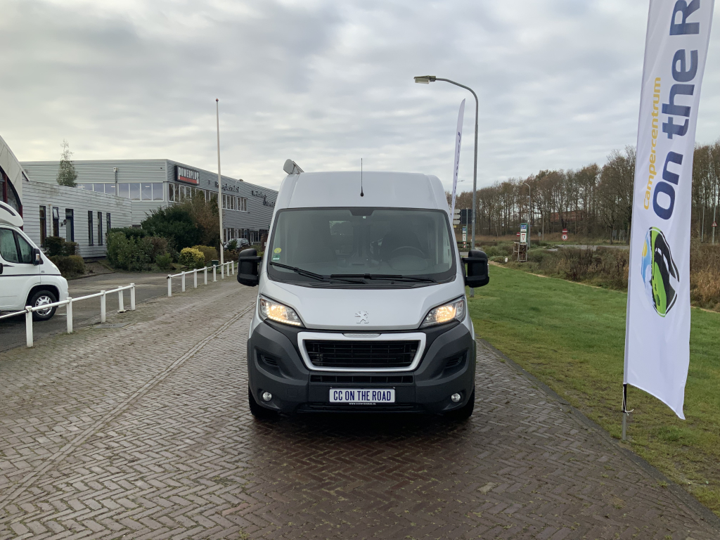 Peugot Boxer L2 H2 Buscamper: Euro 6 met verlaagbare tafel tot 2 pers. lengte-bed, 154 cm breedte, 185 cm lengte, FSL Camperinbouw 2021, km 66000, Zwenkbare fietsendrager, Zonnepaneel 180W, Bj.2017 Camper centrum on the road foto: 2