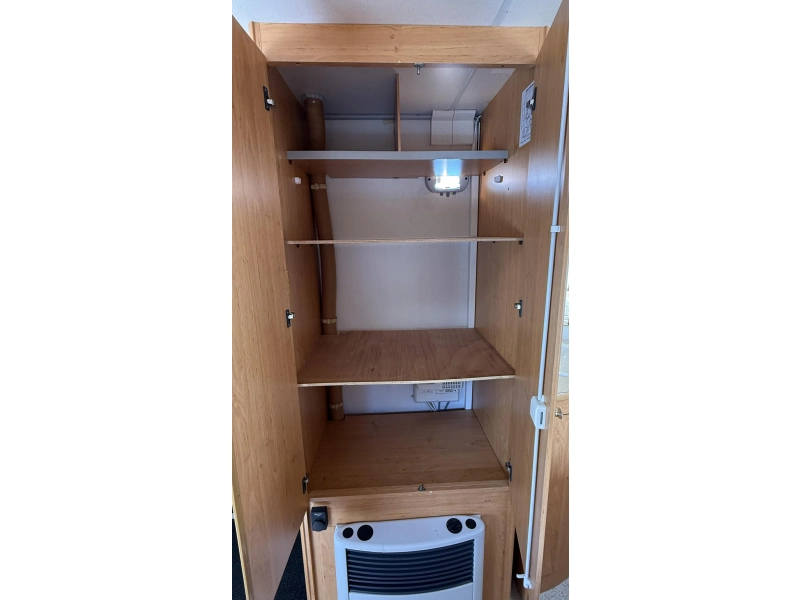 Knaus Blue Line 450 TF frans bed rondzit toilet  foto: 10