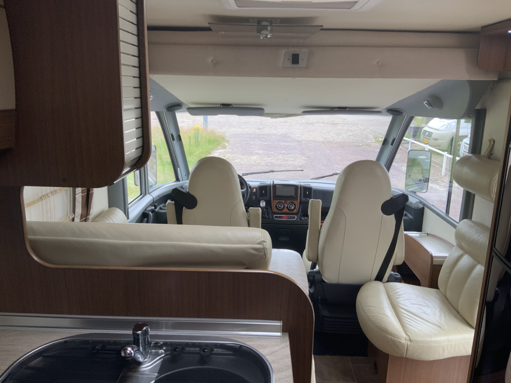 Bürstner Aviano 727 2.3 AUTOMAAT  150  PK integraal ,  Motor-airco  , Queens-bed , gelijkvloers , zij  zitgroep Bj. 2012 Camper centrum on the road foto: 15