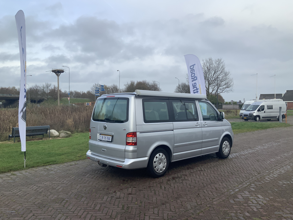 VW Westfalia California 2.5 TDi 130 PS, 5 Sitzpl&auml;tze, 4 Schlafpl&auml;tze, Elektr. Hubdach / Seitent&uuml;r, Bj 2006 Camper Centrum On the Road am Noorderringweg 4 in Marum. Foto: 1