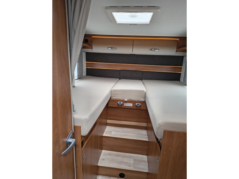 Dethleffs Trend T 7057 EB -9 traps automaat-hefbed  foto: 13