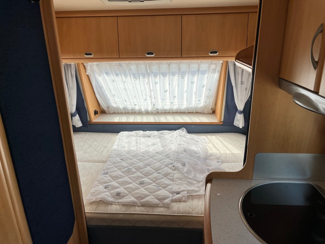 Hobby 450 De Luxe Easy fixed bed, round seat photo: 5