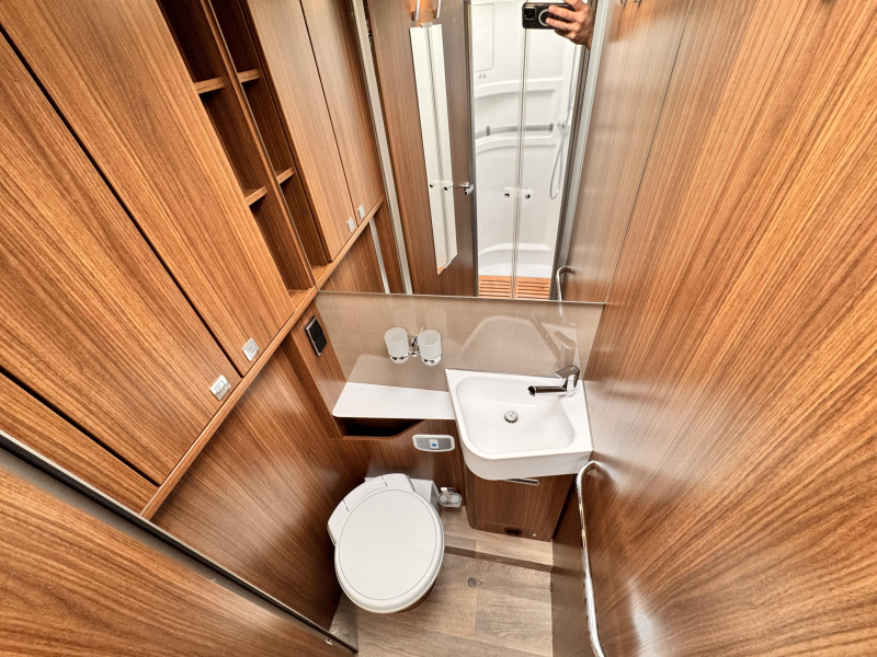 Hymer B-MC T 680 single beds pull-down bed photo: 16