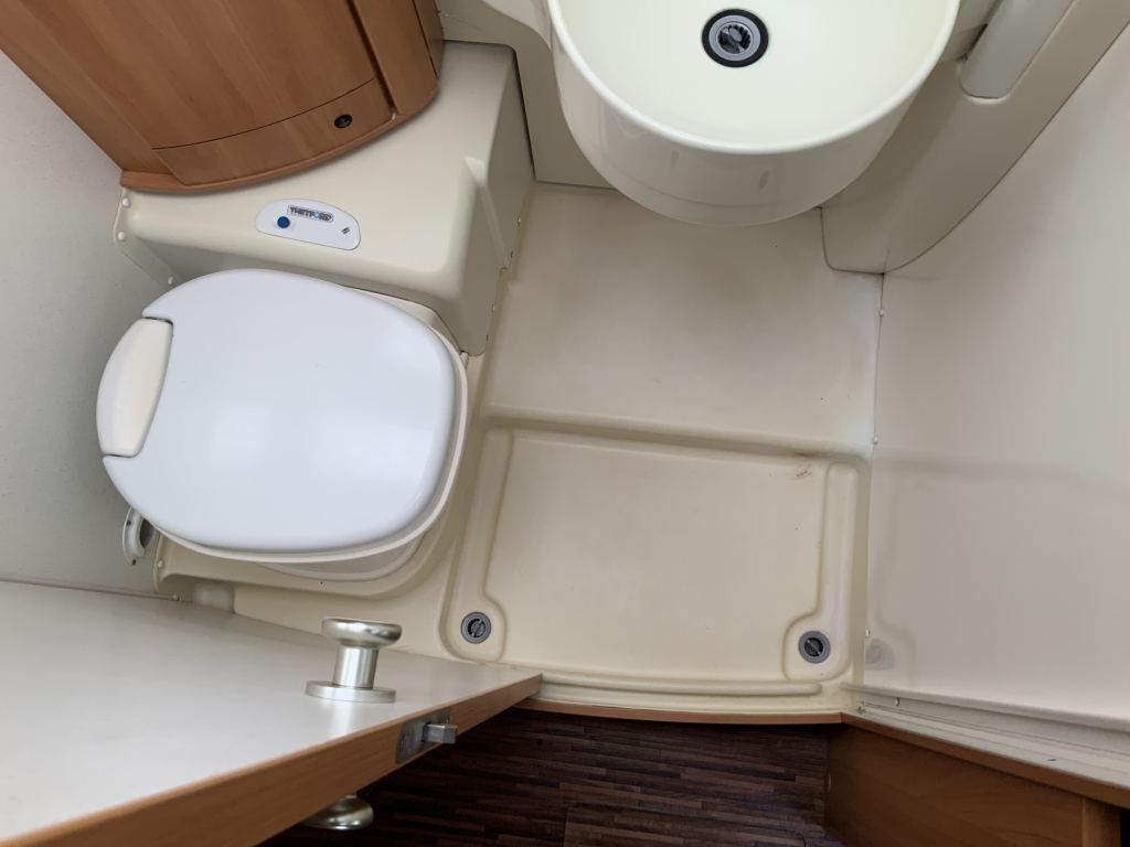 Hymer B 504 SL Integral, Equipado con cama individual trasera y cama abatible delantera, aire acondicionado de motor, chasis Alko, etc., A&ntilde;o 2009 Camper centrum on the road foto: 28