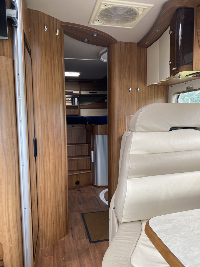 Hymer B 678 PL AUTOM&Aacute;TICO di&eacute;sel de 3 litros con 177 CV, camas longitudinales y cama abatible A&ntilde;o 2016. Centrum On the Road en Noorderringweg 4 en Marum. foto: 22