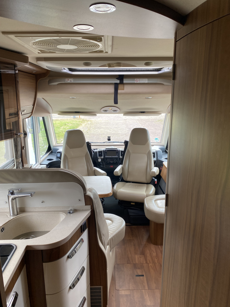 Hymer B 678 PL AUTOM&Aacute;TICO 3 litros di&eacute;sel con 177 CV, camas longitudinales y cama abatible A&ntilde;o 2016. Centrum On the Road en Noorderringweg 4 en Marum. foto: 7