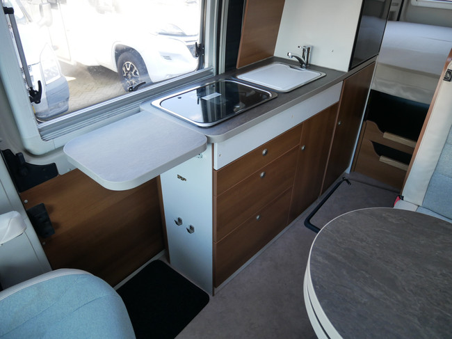 Knaus Van Tourer, Camas longitudinales, Techo elevable para dormir, Autom&aacute;tico de 9 velocidades. foto: 11