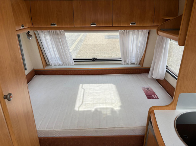 Hobby 30 | Voortent | Luifel | Fietsendrager Achter | 3-Pits gasfornuis | Dakluik foto: 13