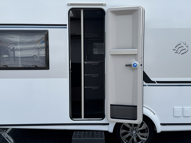 Knaus Sport 450 FU E-Power selection with French bed **Air conditioning/Cassette awning/Bicycle rack/1st owner/New condition caravan** photo: 21