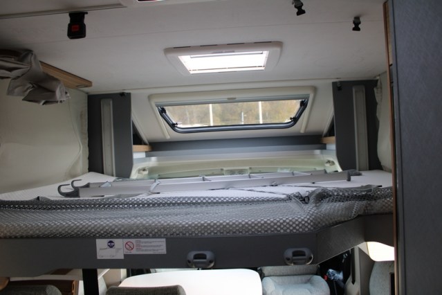 Dethleffs 7052 DBM Just 90 Queenbed + hefbed riante garage (94  foto: 54
