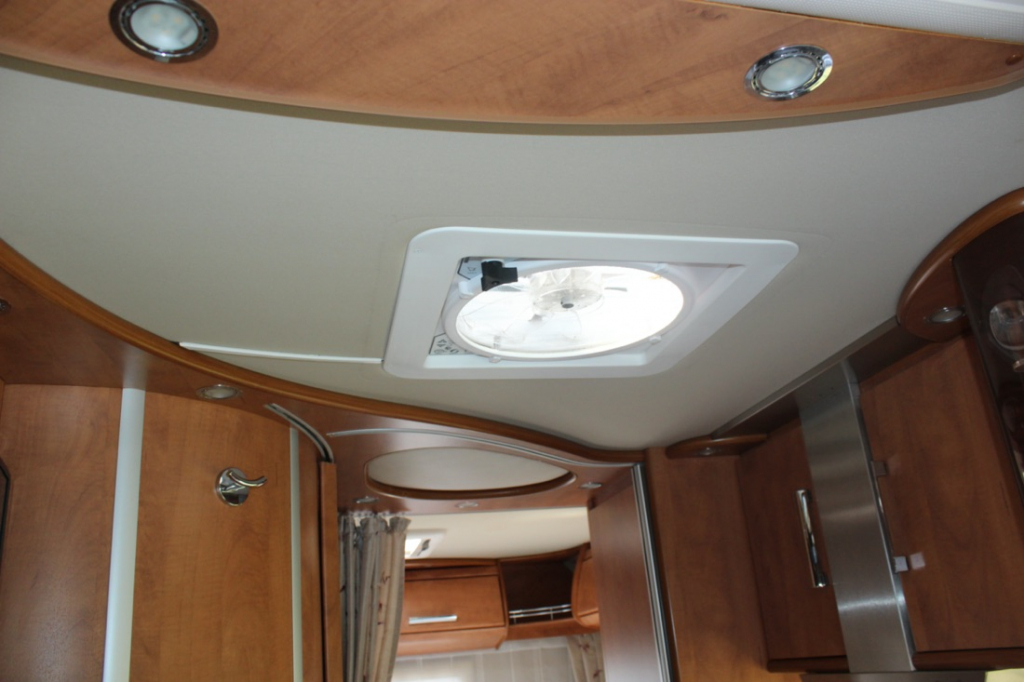 Carthago 4.2  Integraal 2.3 M-jet 148 PK, Alko chassis light, Motor-airco, Hefbed & dwarsbed, Garage, Draaistoelen voor, L zit, zij-zit, etc. Marum (Groningen) foto: 23