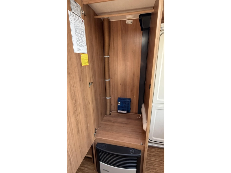 Bürstner Averso 460 TS frans bed rondzit toilet  foto: 8