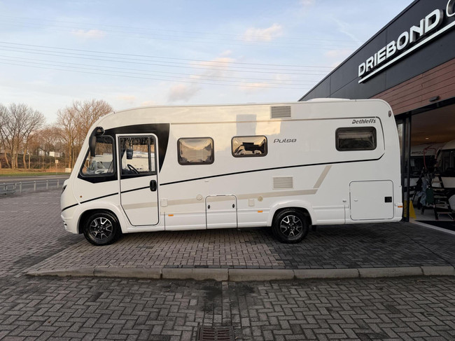 Dethleffs Pulse I6811 EB Lage Enkele Bedden Hefbed Luifel Omvormer Trekhaak foto: 8