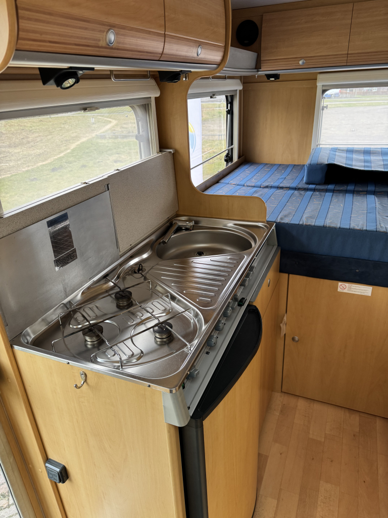 Dethleffs Globebus 1 110 PK, Dwarsbed, halve-treinzit, draaistoelen, Motor airco, nette camper, lengte 6.00 Bj. 2006 Camper centrum on the road Marum  foto: 12