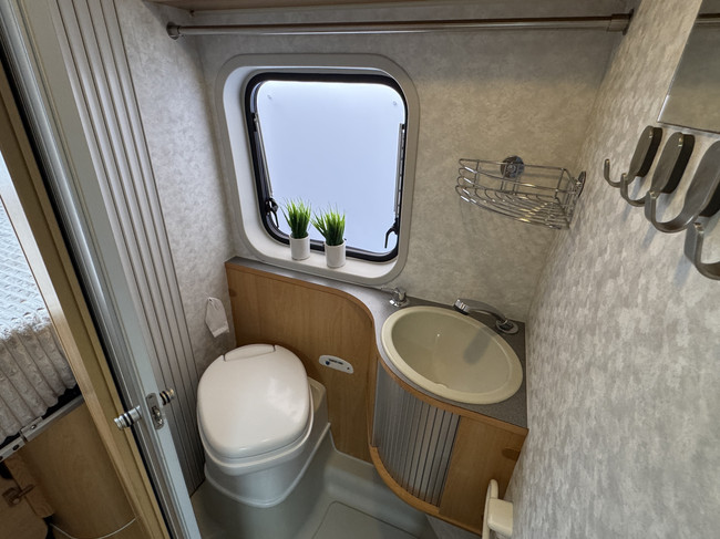 Adria Twin 600 158 CV Fiat Ducato 3.0 AUTOM&Aacute;TICO **Solo 6 metros/Cama transversal grande/4 asientos/Toldo/Panel solar/Portabicicletas/JBL/Ver foto: 17