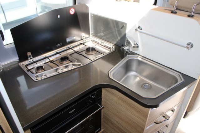 Robuuste Adria Matrix M 670 SK AUTOMAAT 5 gordelplaatsen Queensbed + hefbed (71  foto: 38