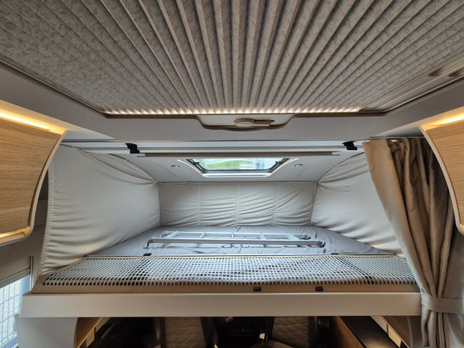 Adria SONIC SUPREME 700DL 161 PK AUTOMAAT SLECHTS 11.366 KM VEEL OPTIES SOLAR AIRCO 16 INCH VELGEN LENGTEBEDDEN HEFBED foto: 17