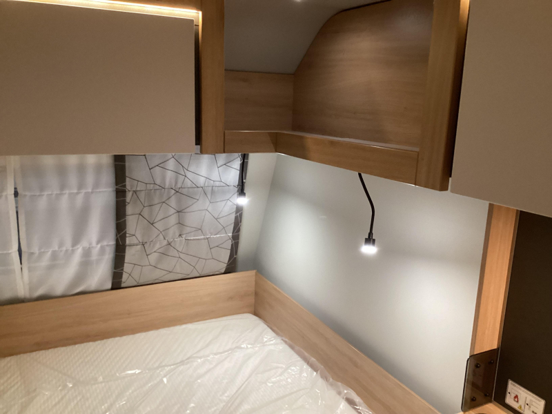Knaus Sport 420 QD cama transversal foto: 7