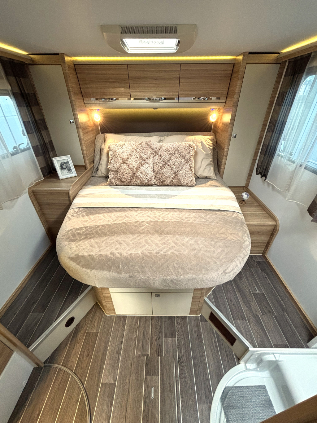 Adria Coral Platinum S 690 SC CAMA QUEEN ALKO SUSPENSI&Oacute;N NEUM&Aacute;TICA foto: 2