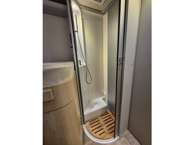 Hymer TRAMP GL 578 AMBITION 130 PK SLECHTS 29.972 KM DIGITALE ACHTERUITKIJKSPIEGEL LENGTEBEDDEN TV + SATELLIET DRAAISTOELEN foto: 22