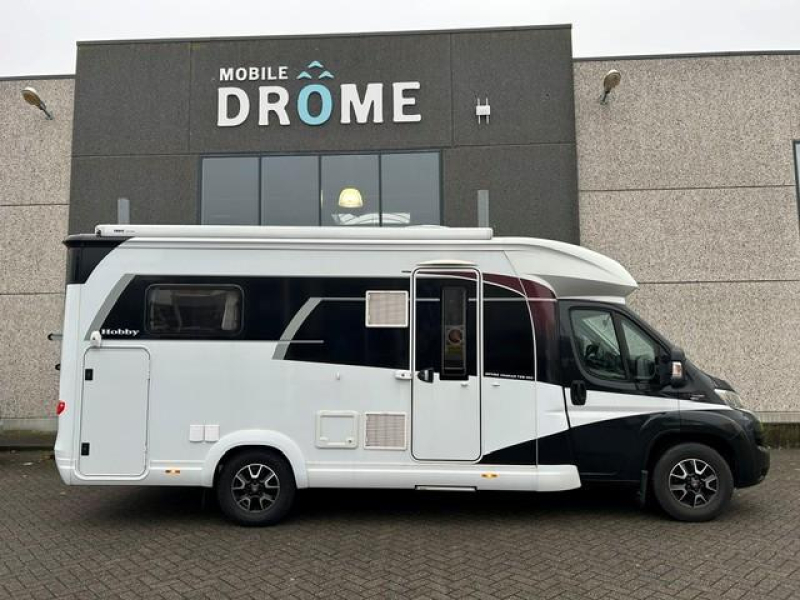 Hobby Optima Premium 65 GQ Cama Queen y cama abatible foto: 1