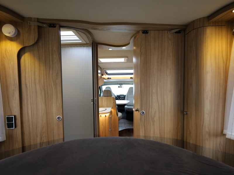 Hymer T 698 CL Queen bed photo: 3