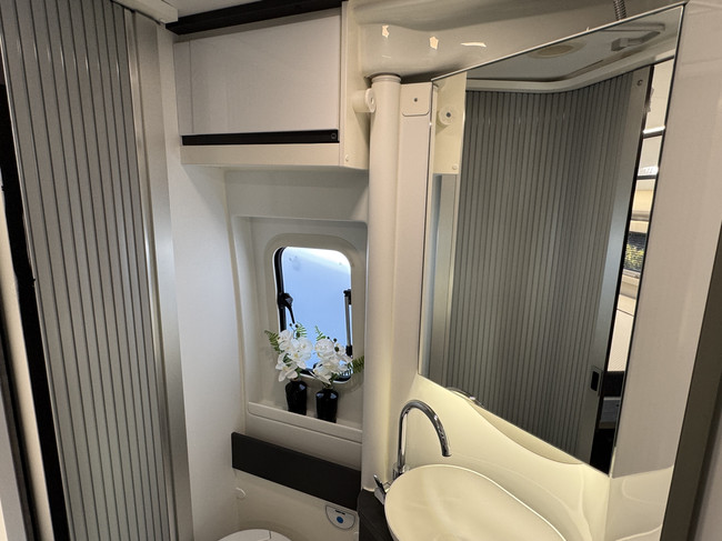 Adria Twin Supreme 640 SGX 180 pk AUTOMAAT 9-Traps Euro6 Fiat Ducato 8 Maxi **Lengtebedden in hoogte verstelbaar/4 zitplaatsen/Luifel/ foto: 23