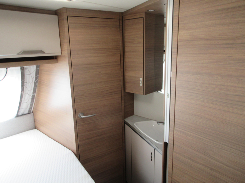 Knaus Sport 450 FU KOMPLETT UND FRANZ&Ouml;SISCHES BETT Foto: 9
