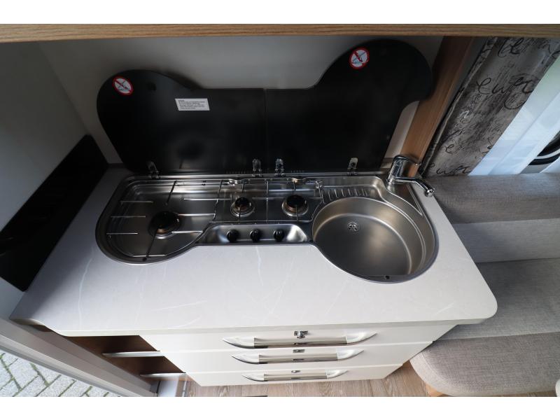 Hobby De Luxe 400 SFE Mover, voortent, fietsdr.  foto: 15