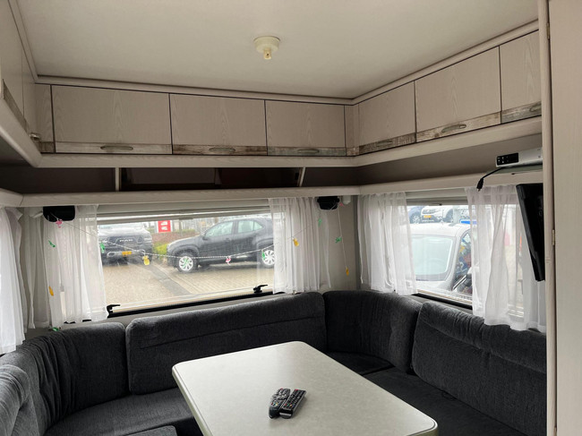 Knaus Sport 2404 | Auvent | Mover semi-automatique | Lit fixe | Dinette (coin salon rond) | Chauffage | Toilette &agrave; cassette | Galerie de toit/&eacute;chelle photo: 8