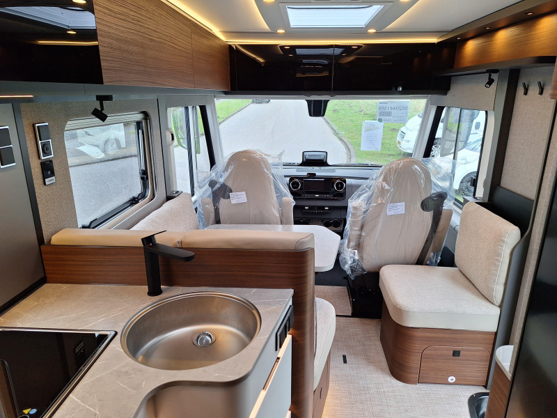 &iexcl;Hymer B-MC I 680 ARMARIOS SUPERIORES EN LUGAR DE CAMA ABATIBLE! foto: 1