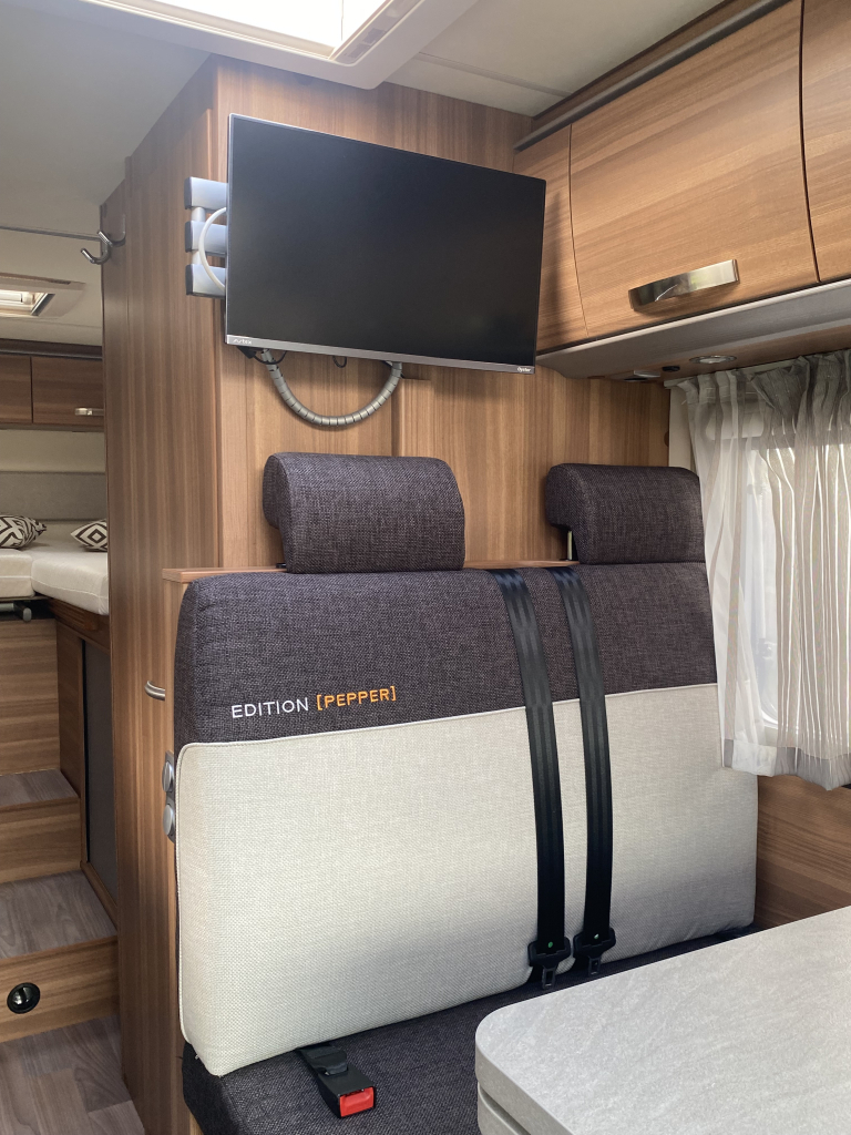 Weinsberg Pepper 600 Peugeot 163 PK, Half-integraal, 2 Lengte-bedden, Garage, Aut. schotel / LCD Camper Centrum On the Road aan de Noorderringweg 4 in Marum. foto: 13