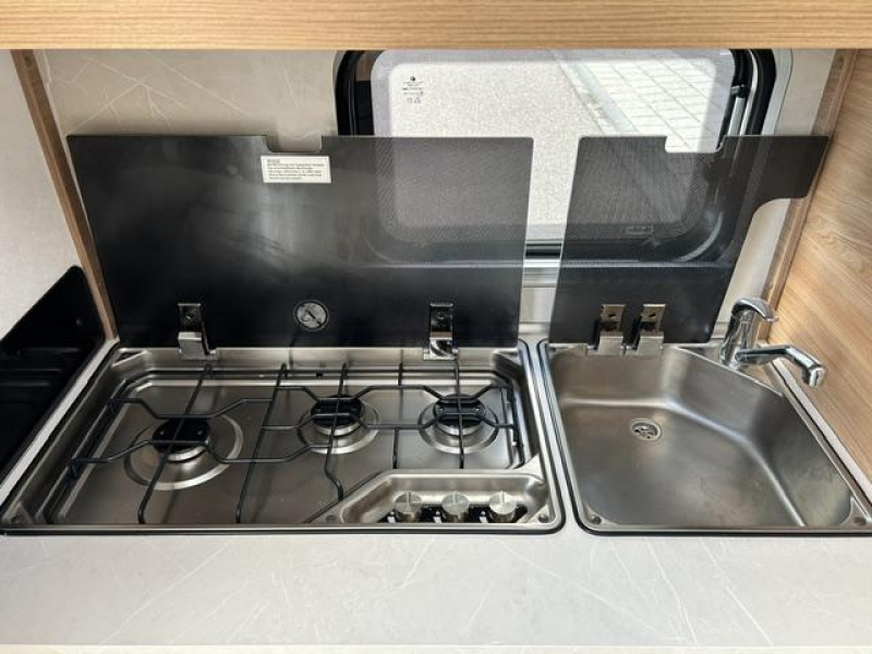 Hobby De Luxe 460 SFF uiterst compleet  foto: 10