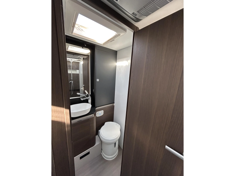 Adria Coral Supreme 670 DL 180PK automaat  foto: 10