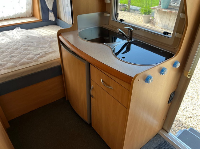 Hobby 450 De Luxe Easy fixed bed, round seating photo: 10