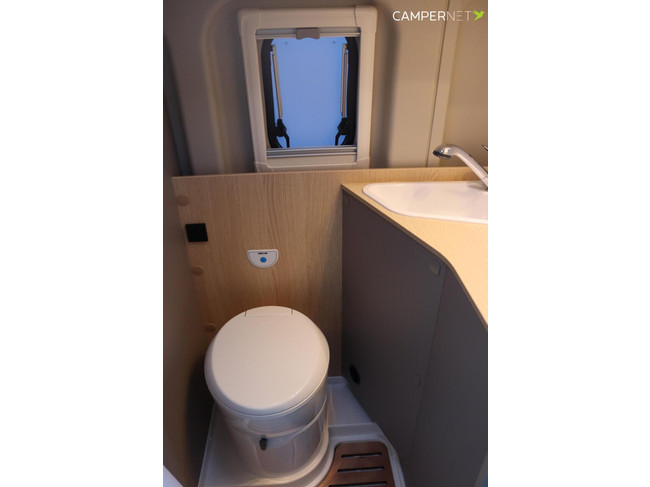 LMC Innovan 640 Pure 140cv Autom&aacute;tico | Toldo Thule | Camas individuales | Sensores de aparcamiento | Llantas de aleaci&oacute;n | Mucho espacio de almacenamiento | LED foto: 18
