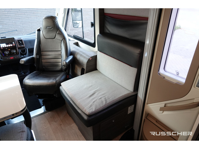 Mc Louis NEVIS | 150Pk | Queensbed | Dakairco | Luchtvering | Zonnepaneel foto: 7