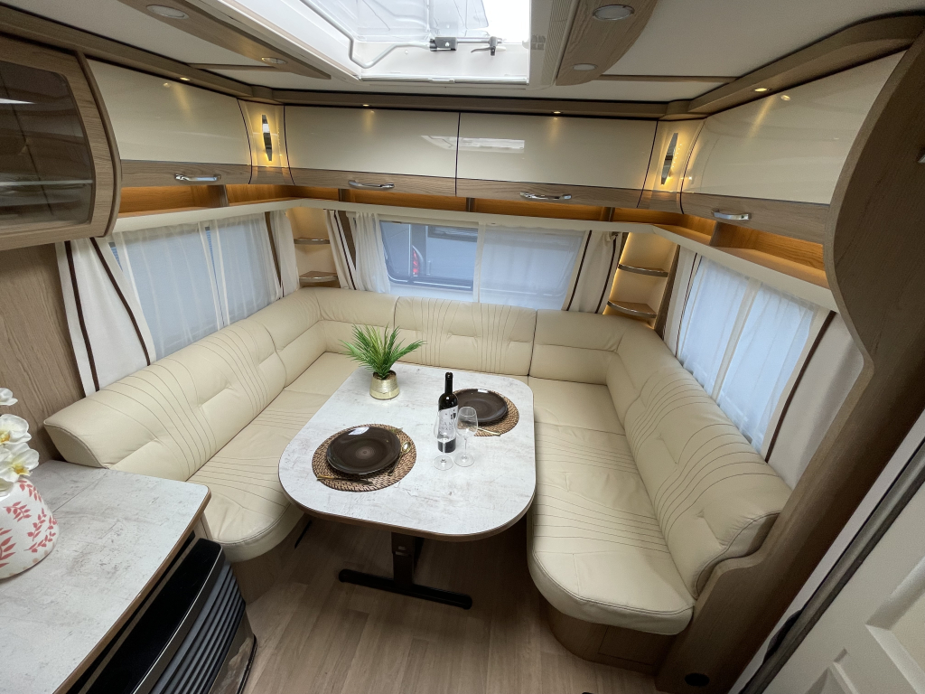 LMC Caravans Exquisite 685 VIP QUEENSBED + RONDZIT TANDEMASSER 2025 ! foto: 1