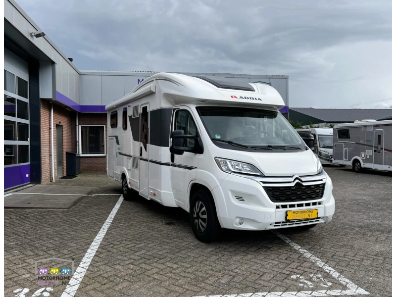 Adria Matrix M 670 SL Lengte-en Hefbed  foto: 0