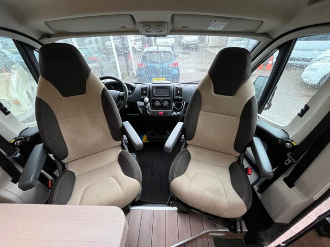 Knaus Boxstar Freeway 640 Automaat Off-Grid Lengtebedden foto: 15