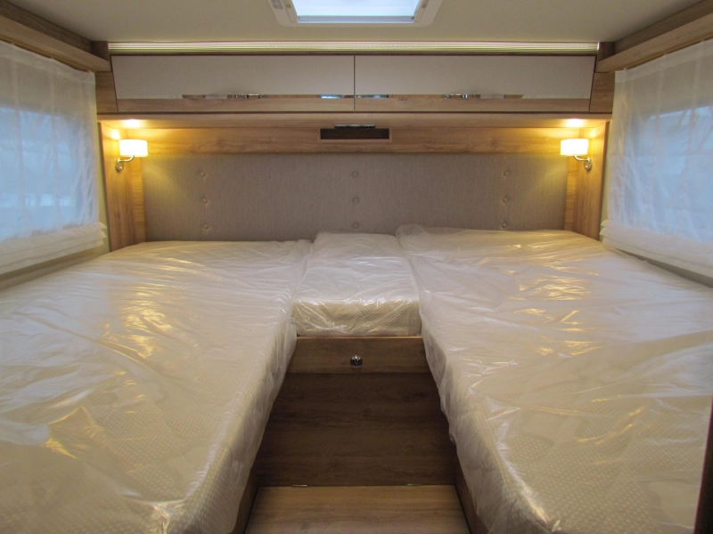 Eura Mobil Profila RS 695 EB Mondial, cama longitudinal y elevable foto: 2