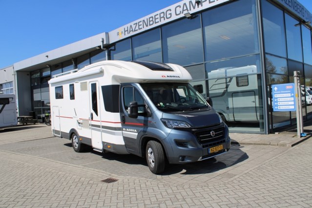 Robuuste Adria Matrix M 670 SK AUTOMAAT 5 gordelplaatsen Queensbed + hefbed (71  foto: 1